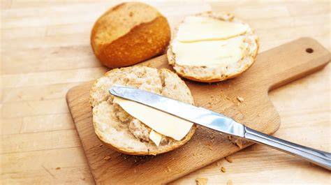 Aufgeschnittenes Honig-Dinkel-Brötchen mit Butter