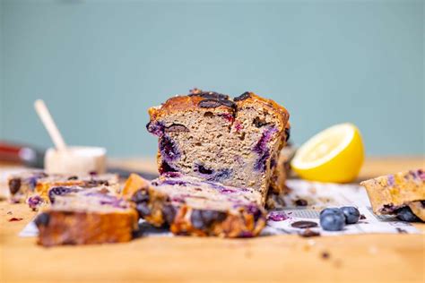 Aufgeschnittenes Nougat-Ei mit Zutaten