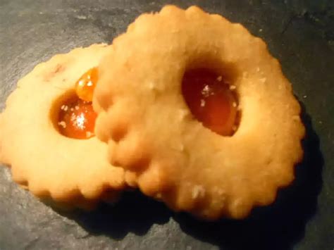 Aufgeschnittenes Plätzchen mit Quittengelee