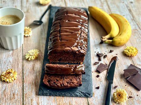 Aufgeschnittenes Schoko-Bananenbrot neben einer Tasse Kaffee