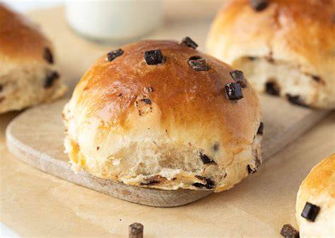 Aufgeschnittenes Schokobrötchen mit geschmolzener Schokolade
