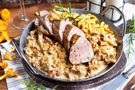 Aufgeschnittenes Schweinefilet mit Pfifferlingen