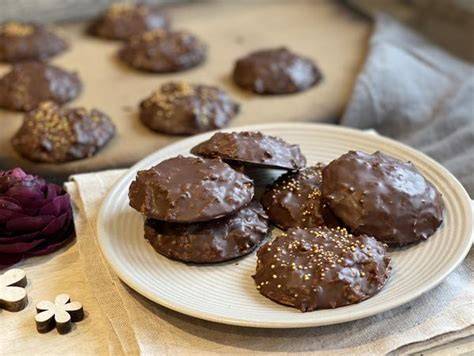 Aufgeschnittenes Stück Lebkuchen mit Oblaten und Schokoglasur
