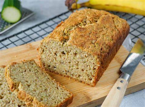 Aufgeschnittenes Zucchini-Bananenbrot auf Gitter