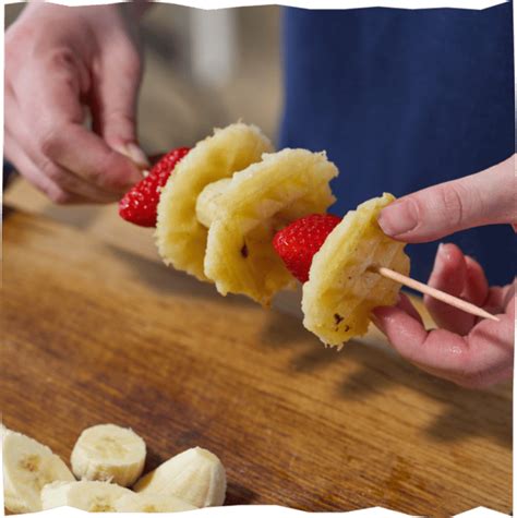 Aufgespießte Bananenstücke auf Holzspießen