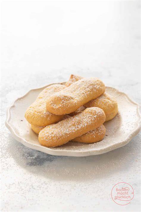 Aufgespritzte Löffelbiskuits vor dem Backen