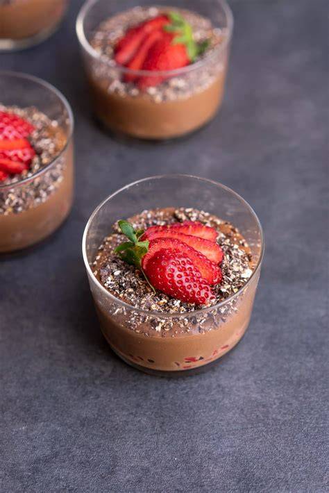 Aufgespritzte Rosen aus Schokocreme mit halbierten Erdbeeren