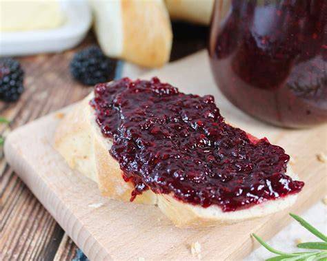 Aufgestrichene Brombeermarmelade auf Brot