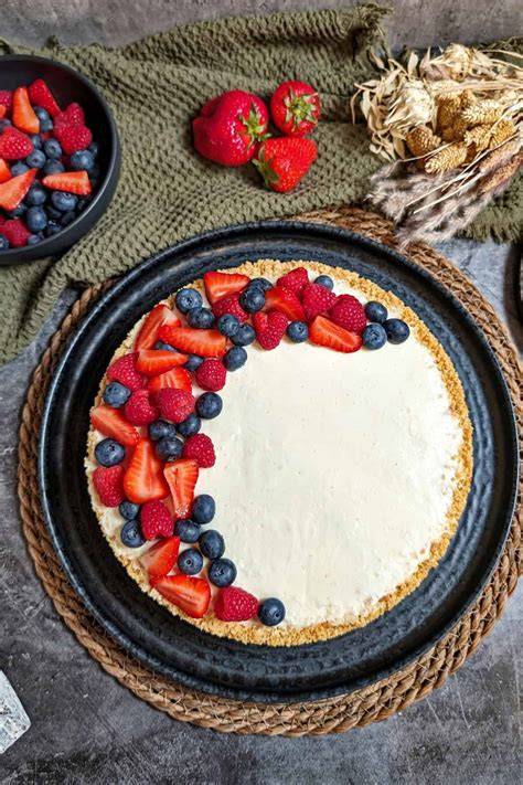 Aufgetauster Cheesecake auf Servierplatte