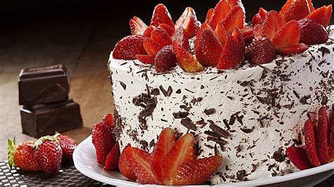 Aufgetaute Torte auf dem Kaffeetisch