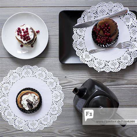Aufgetautes Tortenstück auf Dessertteller