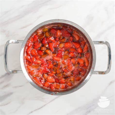 Aufkochen der Erdbeer-Johannisbeer-Marmelade im Topf