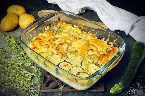 Auflauf mit Polenta-Stücken und Trüffel überbacken