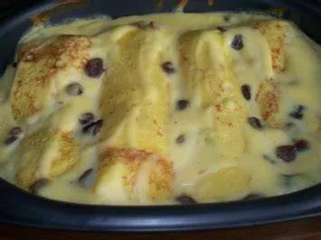 Auflauf mit Vanillecreme und Rosinen, angeschnitten
