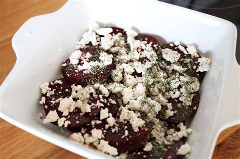 Auflaufform: geschichtete Rote Bete mit Feta, Honig und Kräutern
