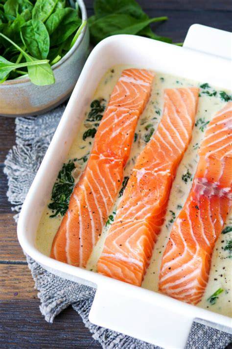 Auflaufform mit Lachsfilet und Dill-Crème-fraîche-Soße