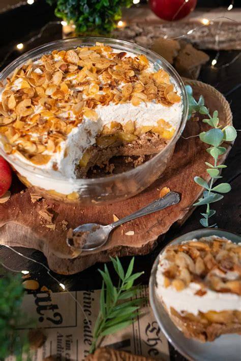 Auflaufform mit durchgezogenem, fertig angerichtetem Bratapfel-Spekulatius-Tiramisu
