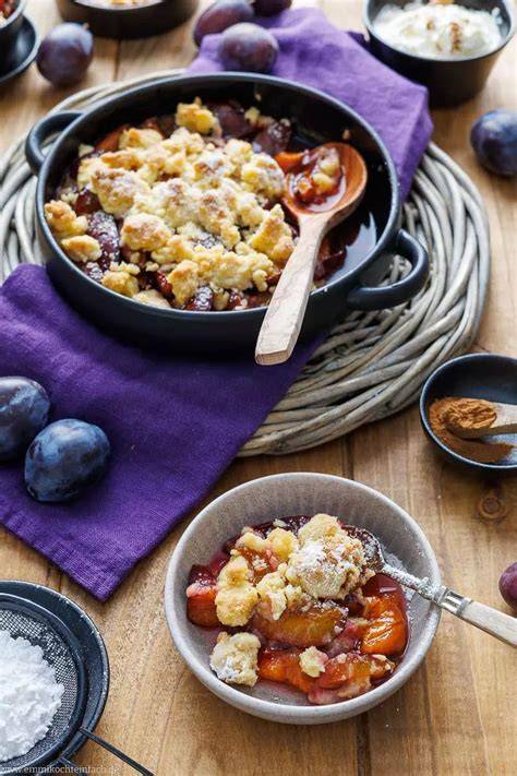 Auflaufform mit frisch gebackenem Zwetschgen-Crumble und Vanilleeis
