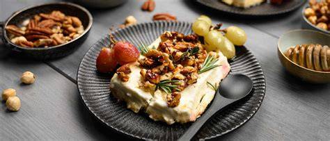 Auflaufform mit gebackenem Hirtenkäse, Honig und Nüssen