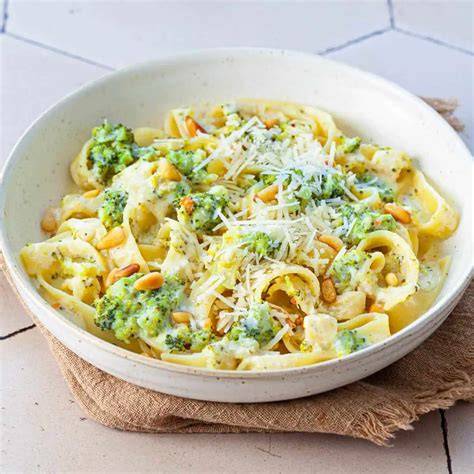 Auflaufform mit gebackener Pasta, Brokkoli und Ziegenkäse