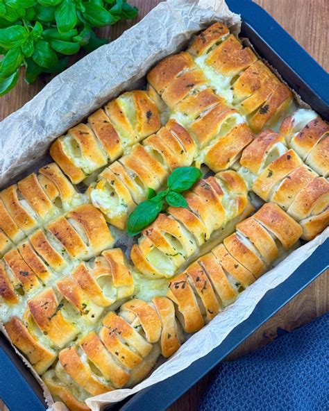Auflaufform mit geschobenen Brötchen, aneinandergebacken