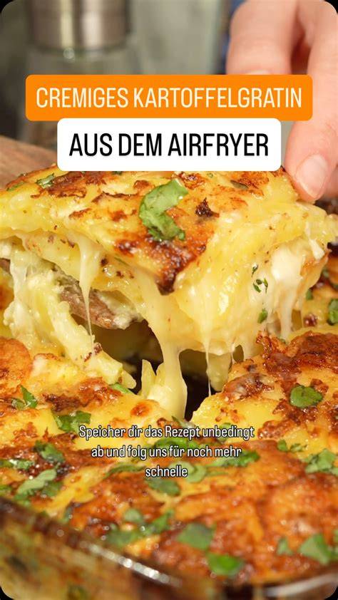 Auflaufform mit goldbraunen Pekannuss-Karamell-Schnecken, Serviervorschlag mit Kaffee