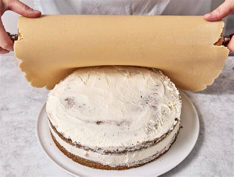 Auflegen der Marzipandecke auf die Torte
