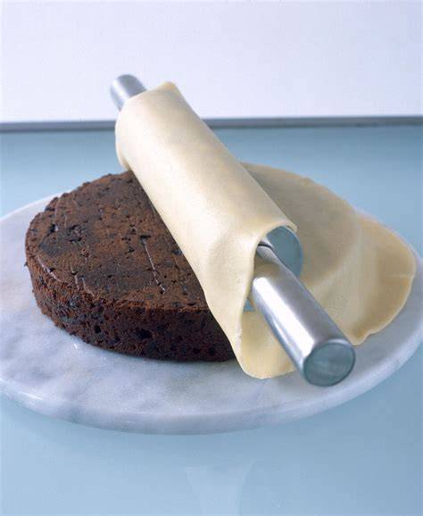 Auflegen eines Tortenauflegers auf Fondant- und Marzipandecke