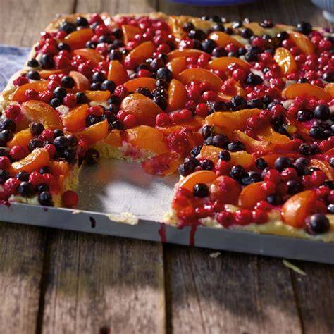 Auflegen von Obst in Mustern auf Blechkuchen