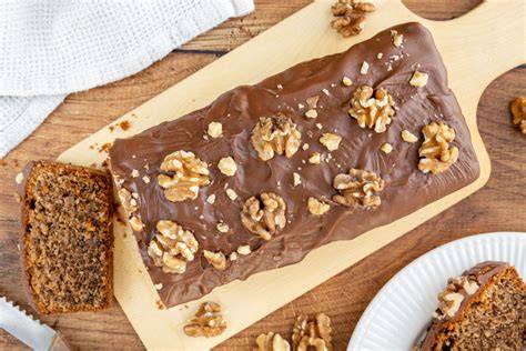 Aufmacher: Nuss-Honig-Kuchen mit Walnüssen, Mandeln und Honigglasur auf Holzbrett