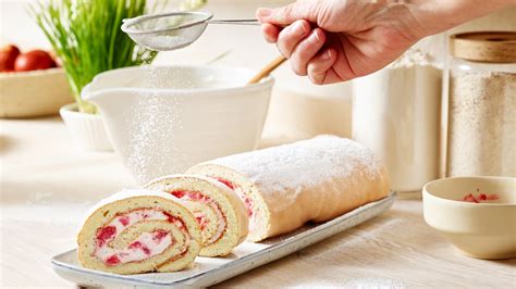 Aufrollen der Biskuitrolle mit Tiramisu-Füllung