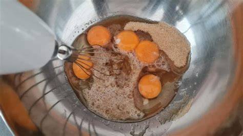 Aufschlagen von Eiern und Zucker mit einer Küchenmaschine