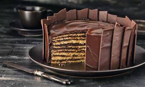 Aufschnitt einer Fondanttorte mit Ganache-Schicht