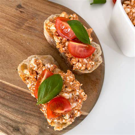 Aufstrich auf Baguette mit Orangenzesten
