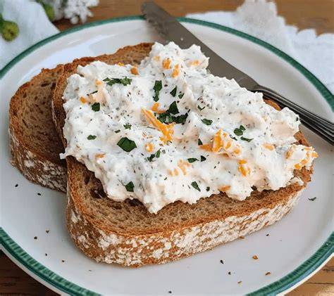 Aufstrich auf Vollkornbrot mit Gemüsesticks