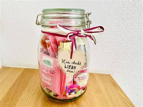 Aufstrich im Glas mit Schleife als Geschenk