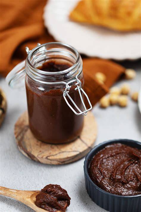 Aufstrich im Glas mit Zutaten (Rapsöl, Haselnüsse, Molkenproteine)