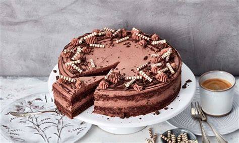 Auftrag der Qimiq-Ganache auf eine Schokoladentorte