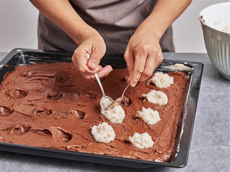 Auftragen der Kokosmasse auf den Kuchen