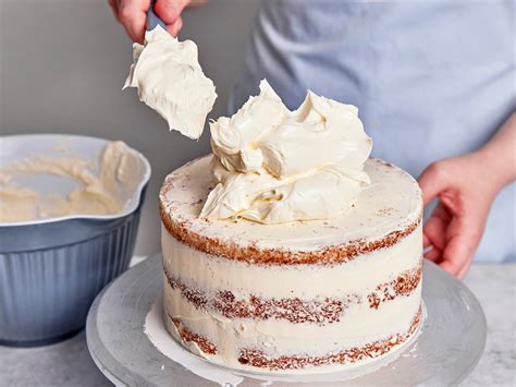 Auftragen der Quark-Frischkäse-Creme auf eine Torte mit Palette