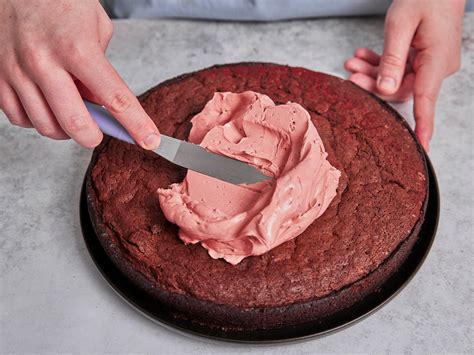 Auftragen und Glätten der Buttercreme auf dem Blech