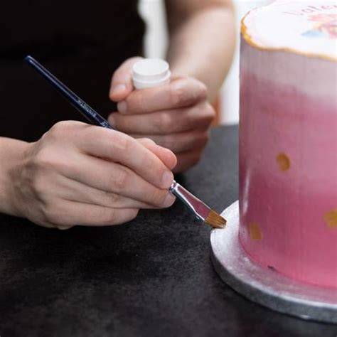 Auftragen von essbarem Zuckerkleber mit feinem Pinsel