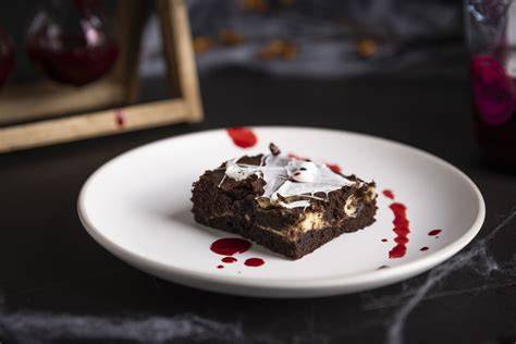 Augapfelkuchen mit essbarem Blut und Zuckerglassplittern