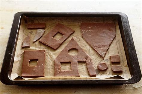 Ausgearbeitete Lebkuchenhaus-Teile auf Backblech