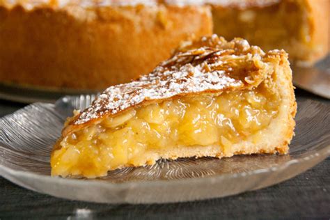 Ausgekühlte Apfeltorte mit Mandelblättchen