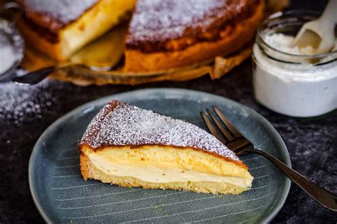 Ausgekühlte Eierschecke mit Zuckerkruste