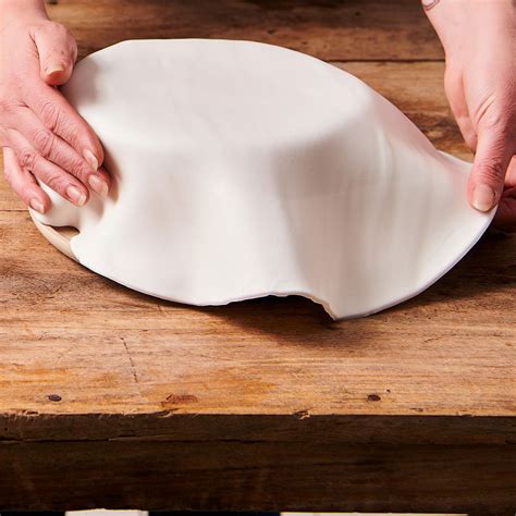 Ausgerollte Fondantdecke auf Torte
