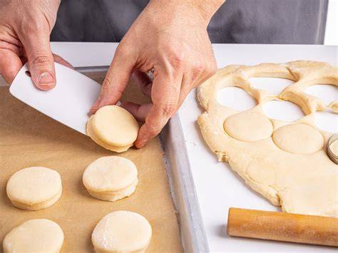 Ausgerollte Teigkreise auf Backblech