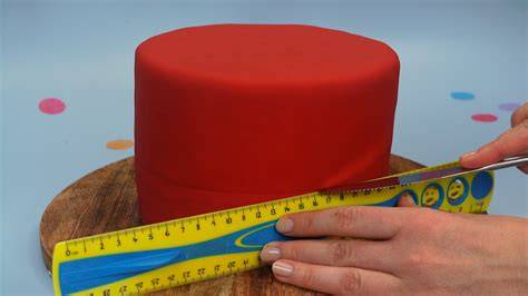 Ausgerollter Fondant auf Torte