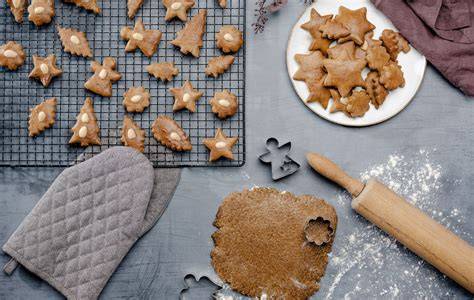 Ausgerollter Lebkuchenteig mit Ausstechern